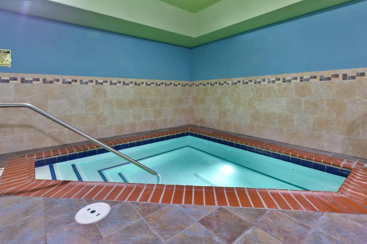 Holiday Inn Express & Suites - Effingham By Ihg Екстер'єр фото